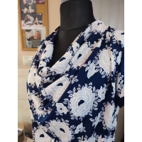 Bluzka kimono z luźnym dekoltem - duże pudrowe kwiaty